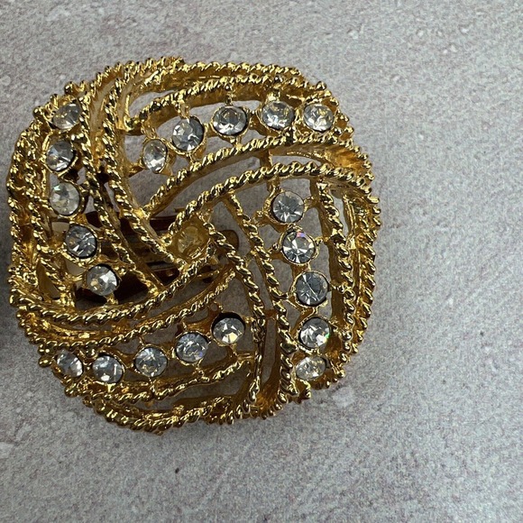 Clip On Earring Vintage Gold Tone Woven Rhinestone Unbranded - Picture 2 of 10